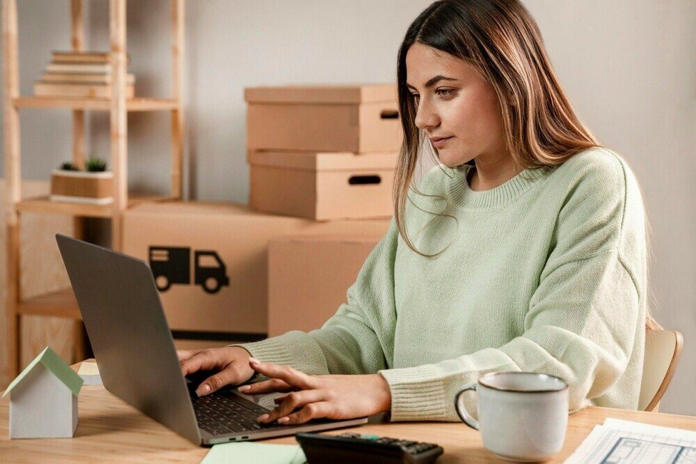 dropshipping-lady-with-laptop-and-boxes