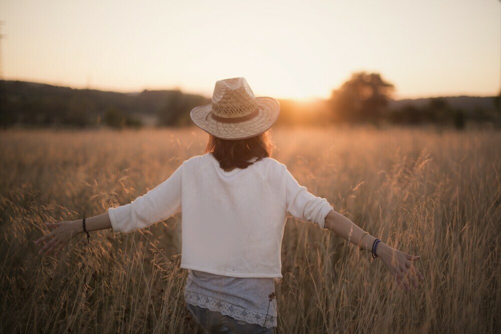 woman-in-field-financial-freedom